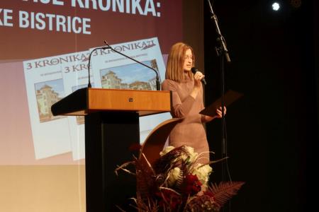 Napovedovalka Anja Tomažič